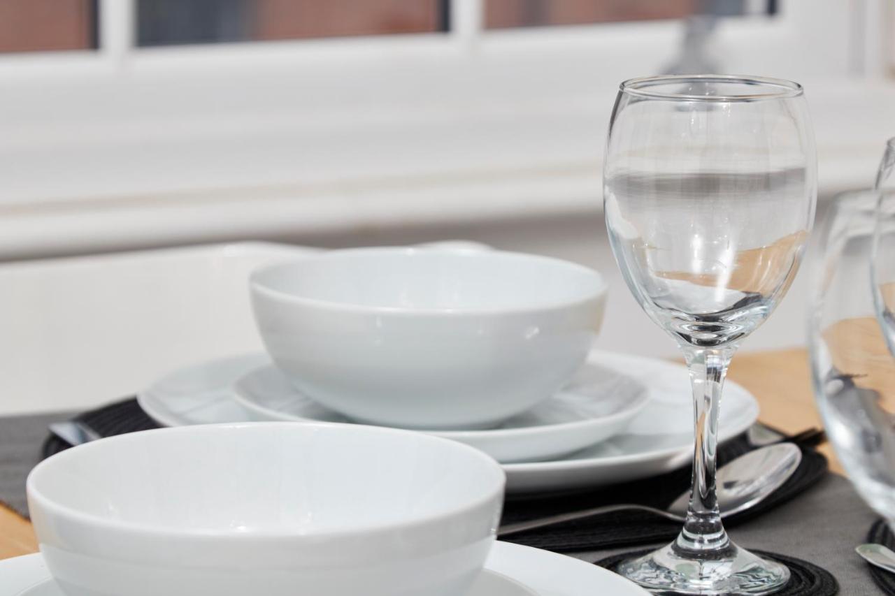 Fantastic Central Stratford Two Bedroom Apartment By Purestay Short Lets & Serviced Accommodation With Parking Stratford-upon-Avon Exterior foto