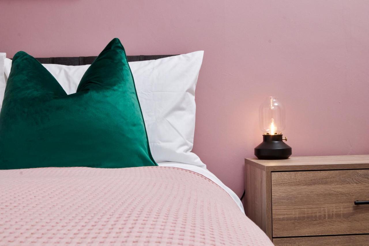 Fantastic Central Stratford Two Bedroom Apartment By Purestay Short Lets & Serviced Accommodation With Parking Stratford-upon-Avon Exterior foto