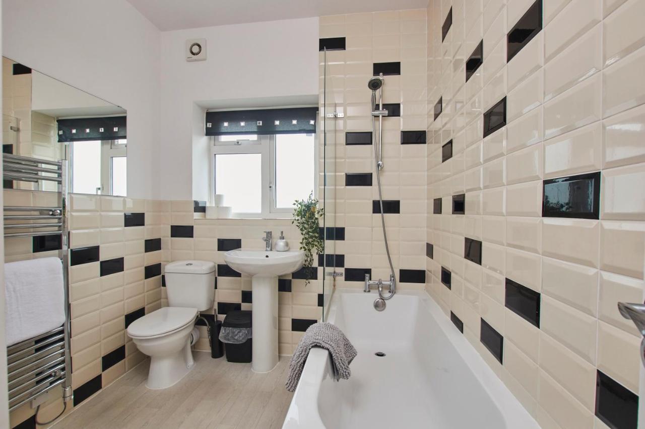 Fantastic Central Stratford Two Bedroom Apartment By Purestay Short Lets & Serviced Accommodation With Parking Stratford-upon-Avon Exterior foto