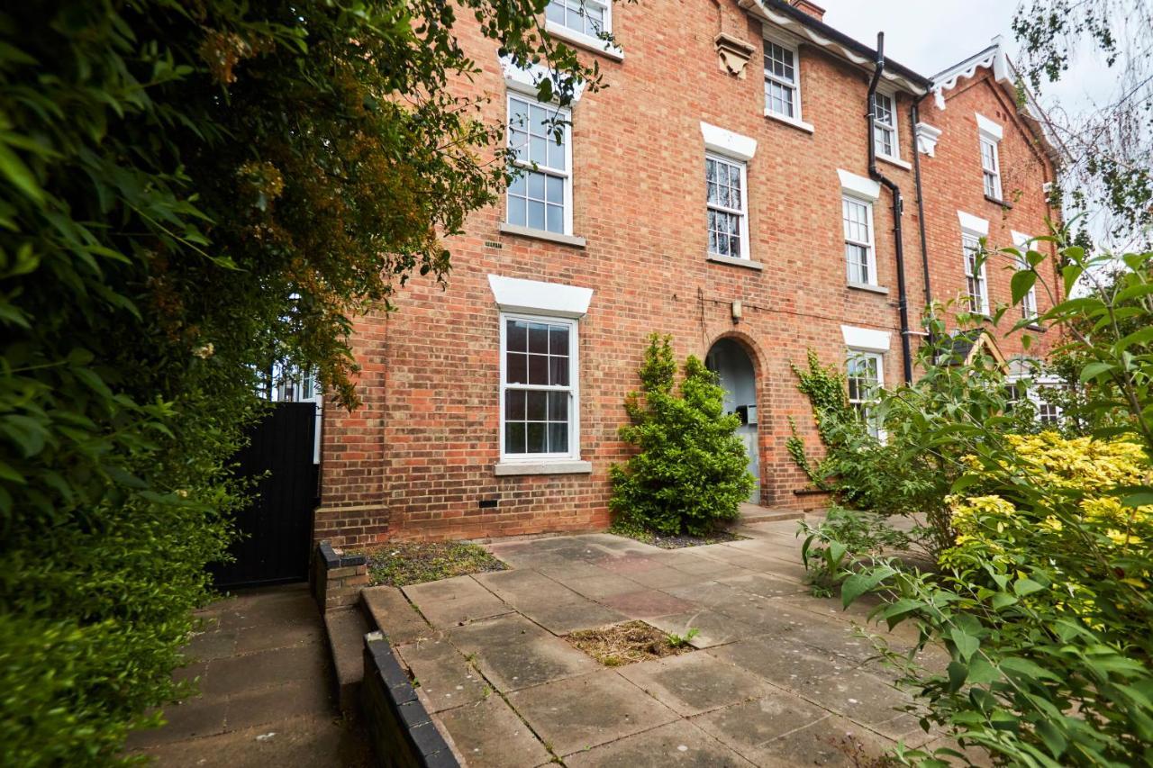 Fantastic Central Stratford Two Bedroom Apartment By Purestay Short Lets & Serviced Accommodation With Parking Stratford-upon-Avon Exterior foto