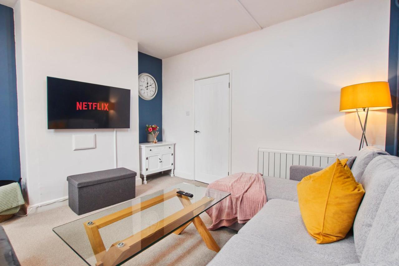 Fantastic Central Stratford Two Bedroom Apartment By Purestay Short Lets & Serviced Accommodation With Parking Stratford-upon-Avon Exterior foto