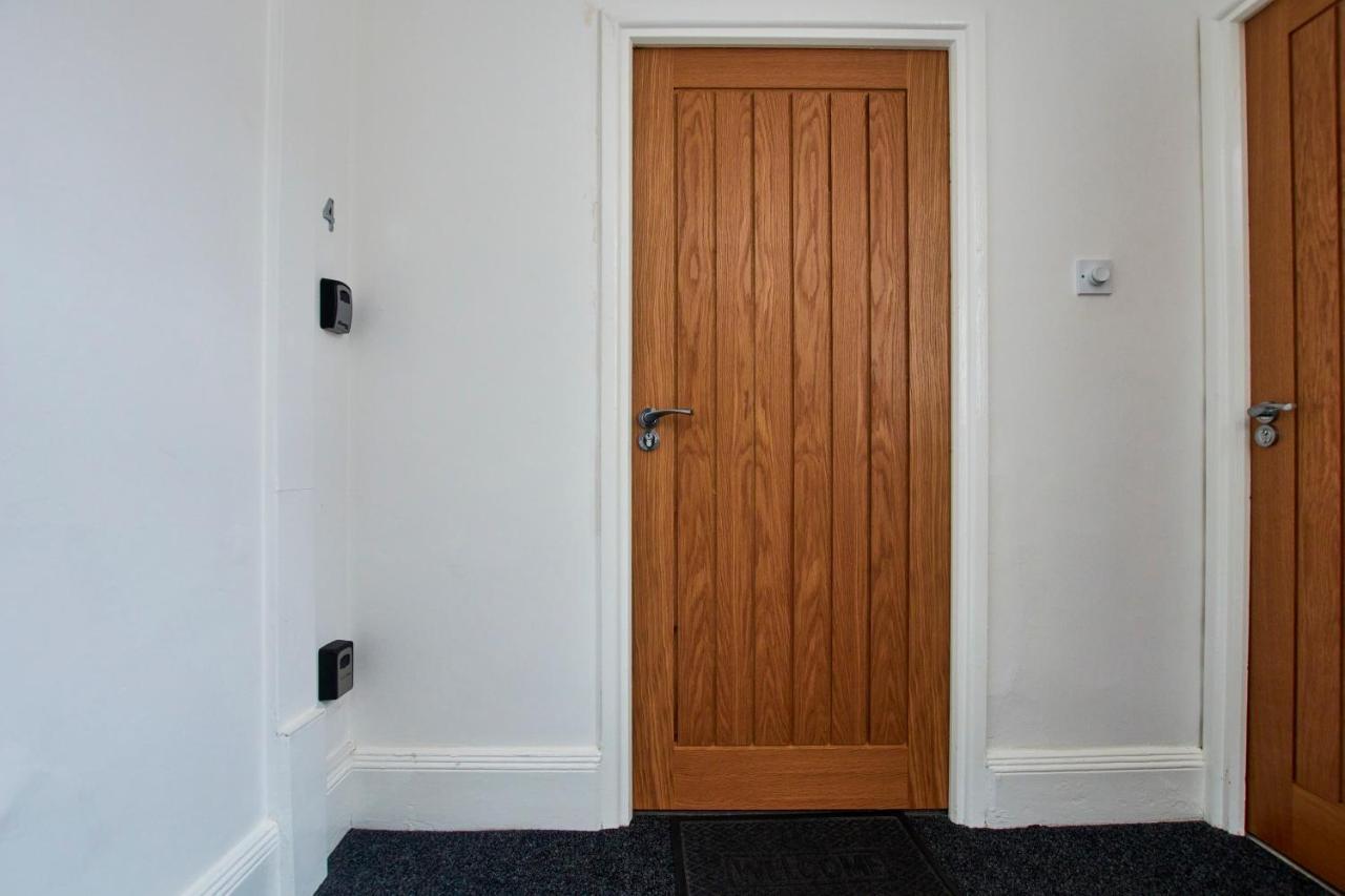 Fantastic Central Stratford Two Bedroom Apartment By Purestay Short Lets & Serviced Accommodation With Parking Stratford-upon-Avon Exterior foto